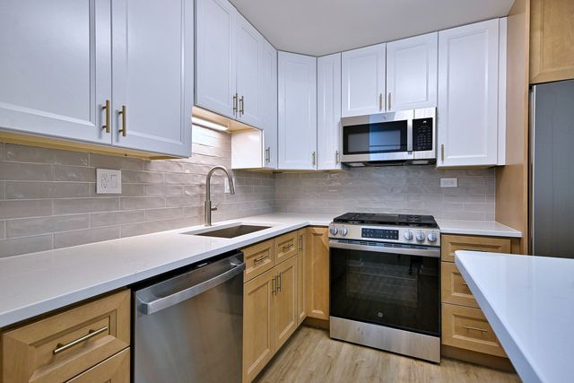 945 E Kenilworth Avenue 325, Palatine, IL 60074