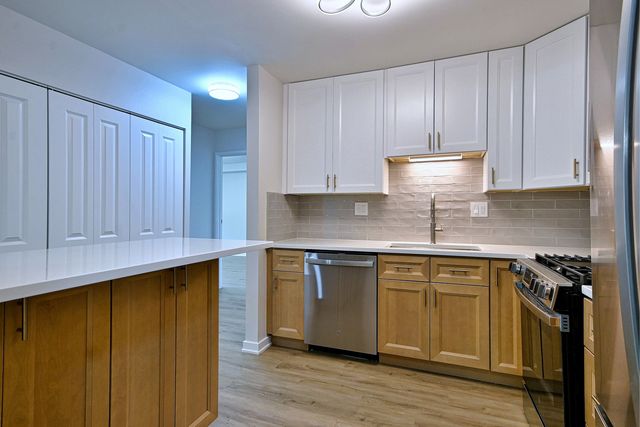 945 E Kenilworth Avenue 325, Palatine, IL 60074