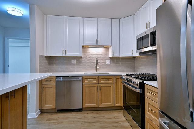 945 E Kenilworth Avenue 325, Palatine, IL 60074