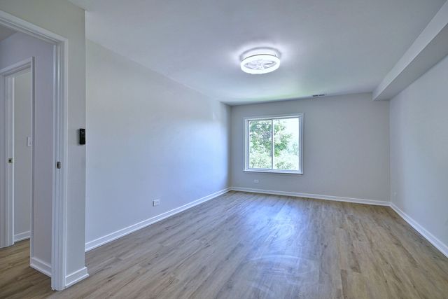 945 E Kenilworth Avenue 325, Palatine, IL 60074