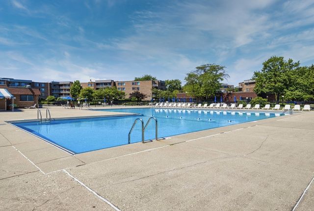 945 E Kenilworth Avenue 325, Palatine, IL 60074