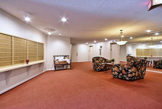 945 E Kenilworth Avenue 325, Palatine, IL 60074