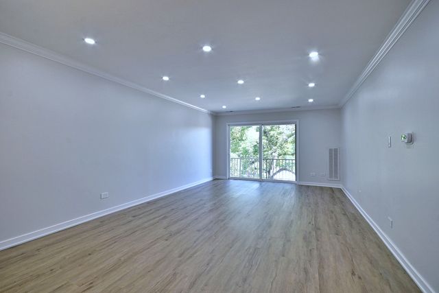 945 E Kenilworth Avenue 325, Palatine, IL 60074