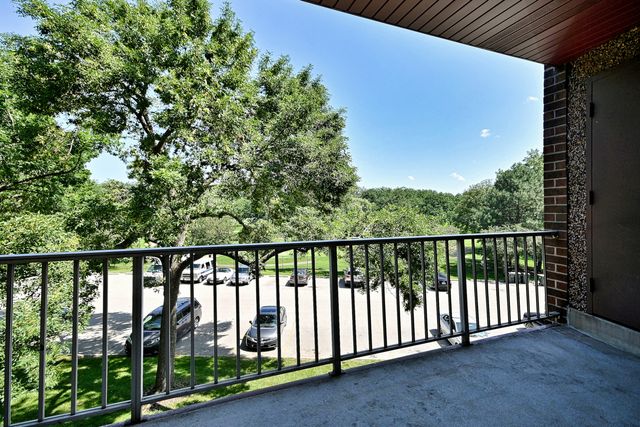 945 E Kenilworth Avenue 325, Palatine, IL 60074