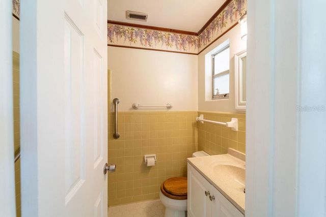 686 E KENTUCKY AVENUE, Deland, FL 32724