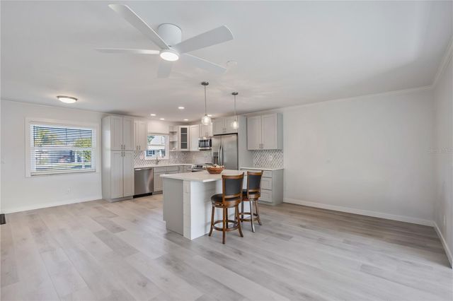 825 WHITE CAP CIRCLE 4, Venice, FL 34285