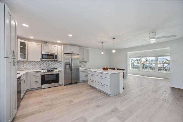 825 WHITE CAP CIRCLE 4, Venice, FL 34285