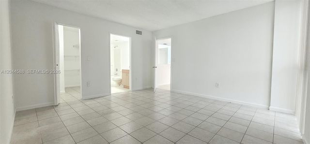 7035 NW 186th St D110, Hialeah, FL 33015