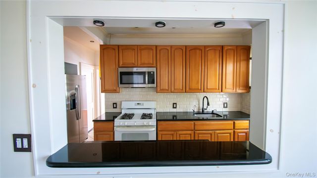 840 Seaman Avenue E 2W, Baldwin, NY 11510