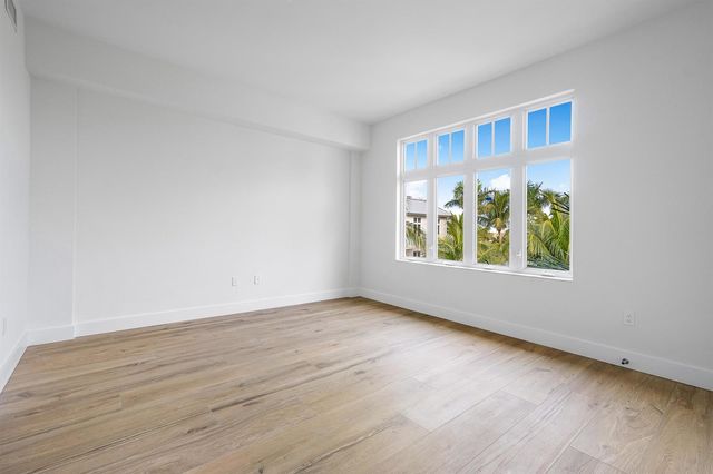 180 Lake Drive 2-302, Palm Beach Shores, FL 33404