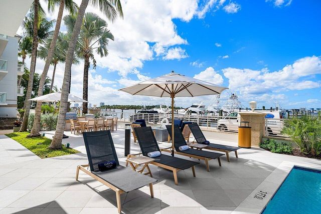 180 Lake Drive 2-302, Palm Beach Shores, FL 33404