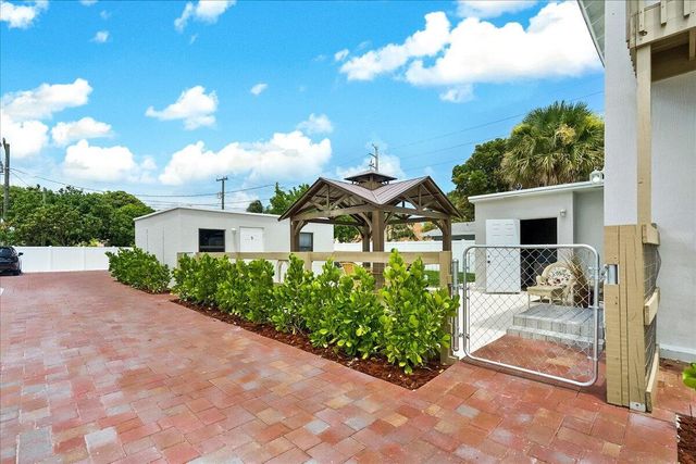 305 Cypress Drive E 1,2,3,4,5, Lake Park, FL 33403