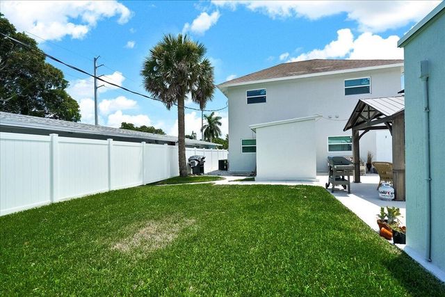 305 Cypress Drive E 1,2,3,4,5, Lake Park, FL 33403