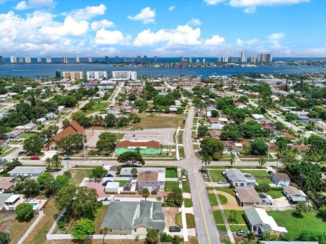 305 Cypress Drive E 1,2,3,4,5, Lake Park, FL 33403