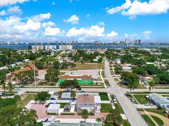 305 Cypress Drive E 1,2,3,4,5, Lake Park, FL 33403