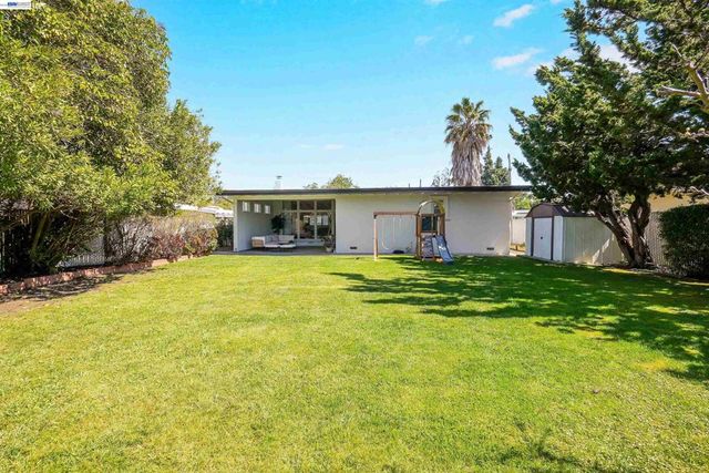 278 Saint Andrews St, Hayward, CA 94544