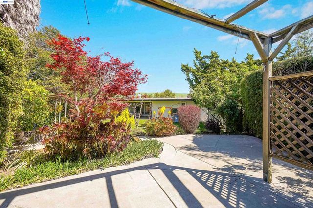 278 Saint Andrews St, Hayward, CA 94544