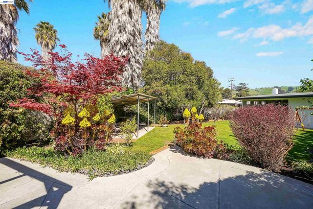 278 Saint Andrews St, Hayward, CA 94544