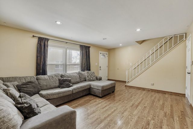 822 Colonial Drive B, Wheeling, IL 60090