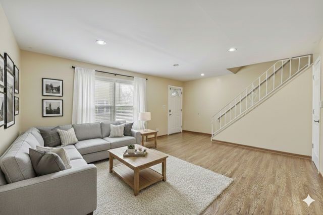 822 Colonial Drive B, Wheeling, IL 60090