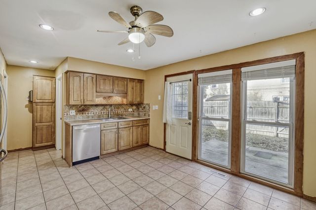 822 Colonial Drive B, Wheeling, IL 60090