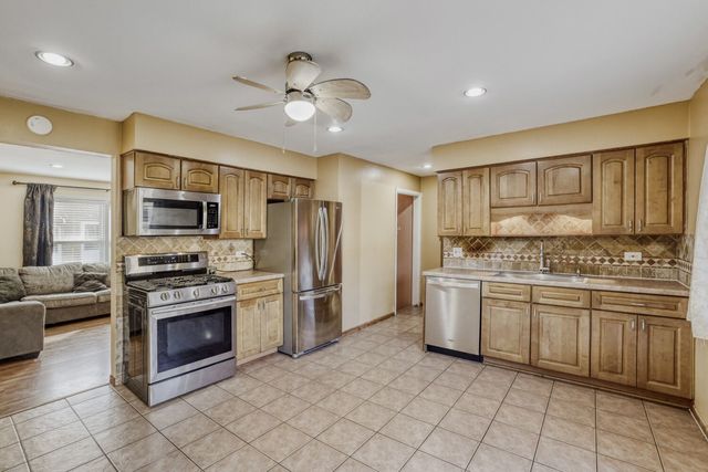 822 Colonial Drive B, Wheeling, IL 60090