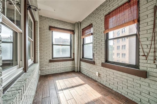 807 W 48TH Street 304, Kansas City, MO 64112