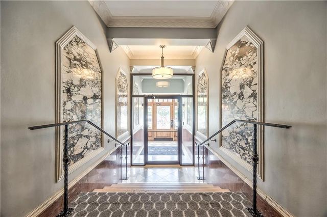 807 W 48TH Street 304, Kansas City, MO 64112