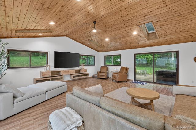8655 Joey Drive, Putnam Township, MI 48169