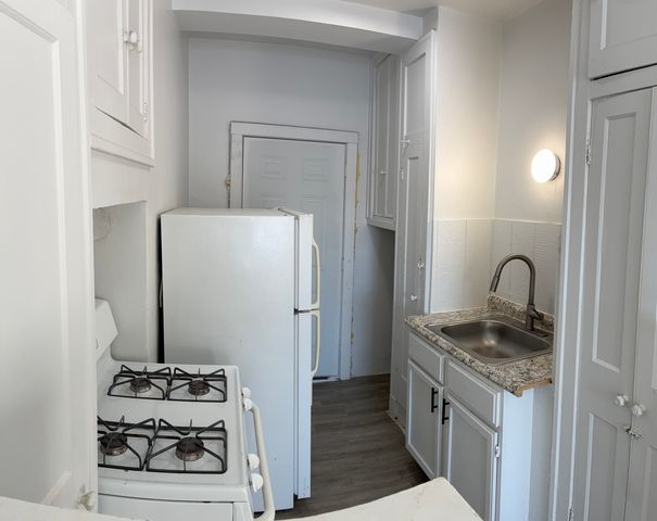 3302 Kenilworth Avenue 404, Berwyn, IL 60402