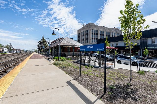 3302 Kenilworth Avenue 404, Berwyn, IL 60402