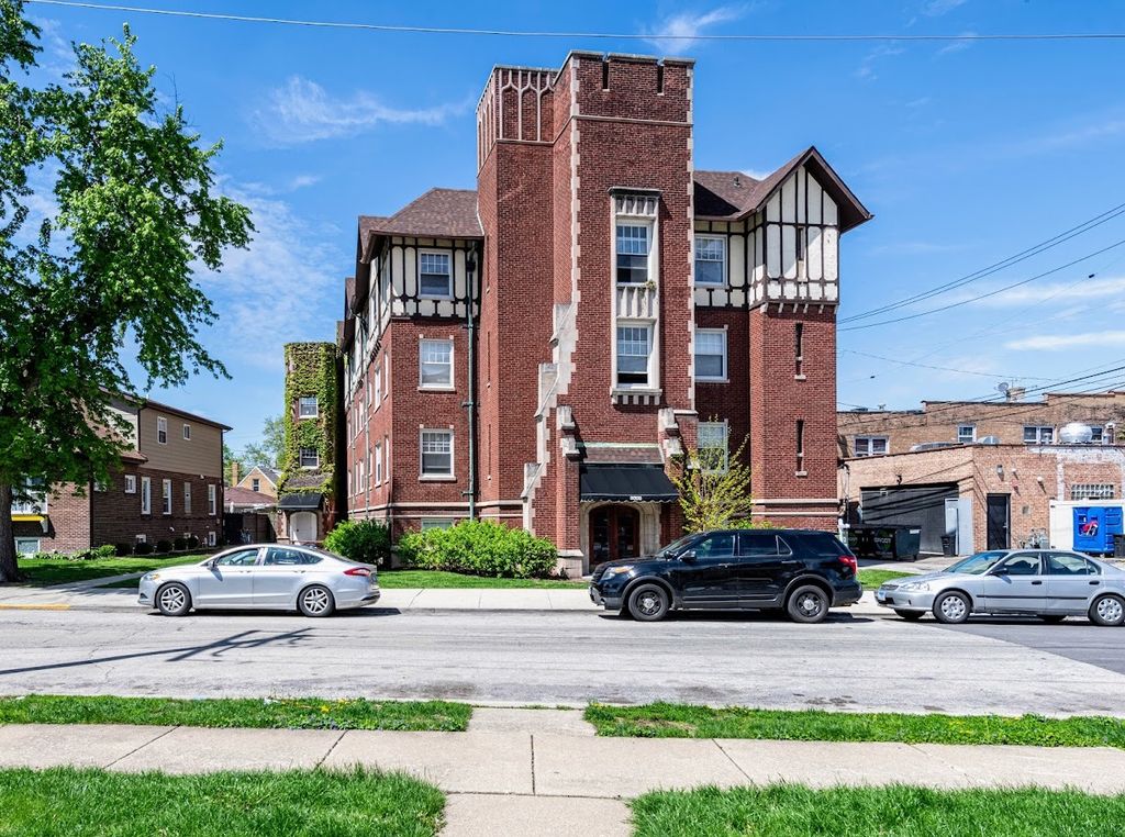 3302 Kenilworth Avenue 404, Berwyn, IL 60402