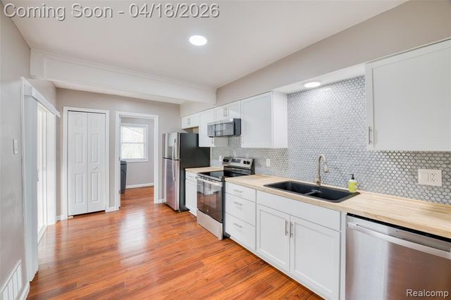 2514 Barton Street, Commerce Twp, MI 48382