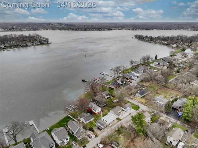 2514 Barton Street, Commerce Twp, MI 48382