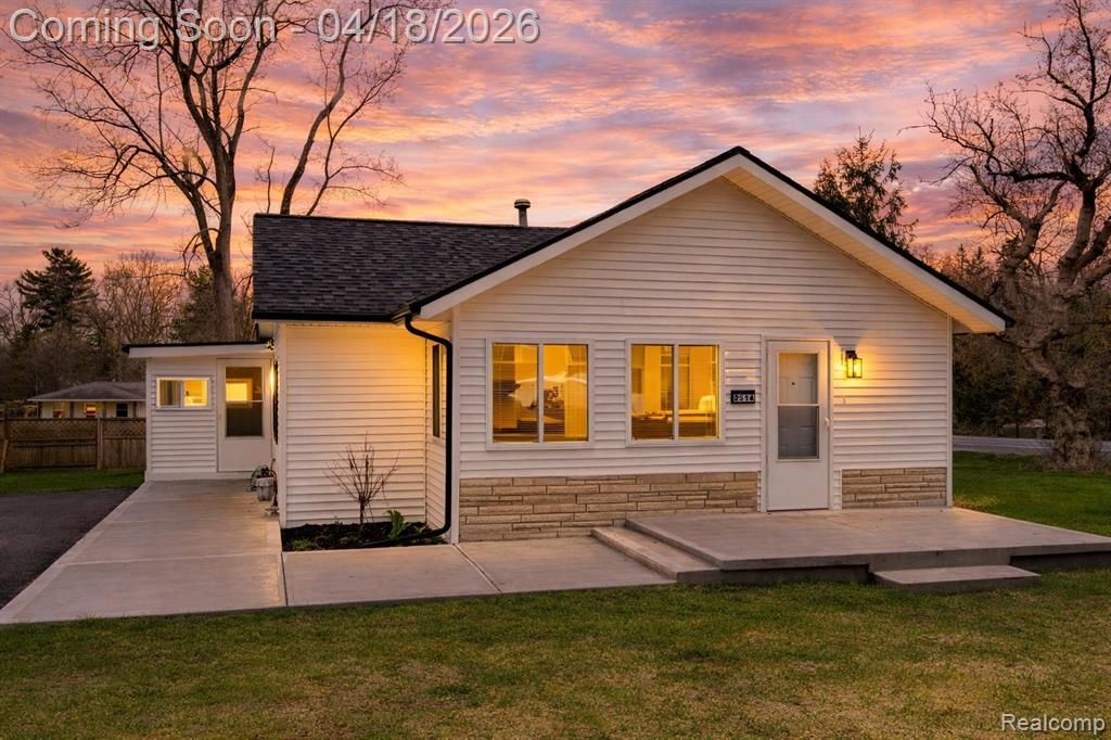 2514 Barton Street, Commerce Twp, MI 48382