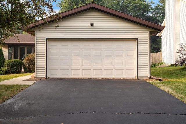 29 Newbury Circle, Madison, WI 53711