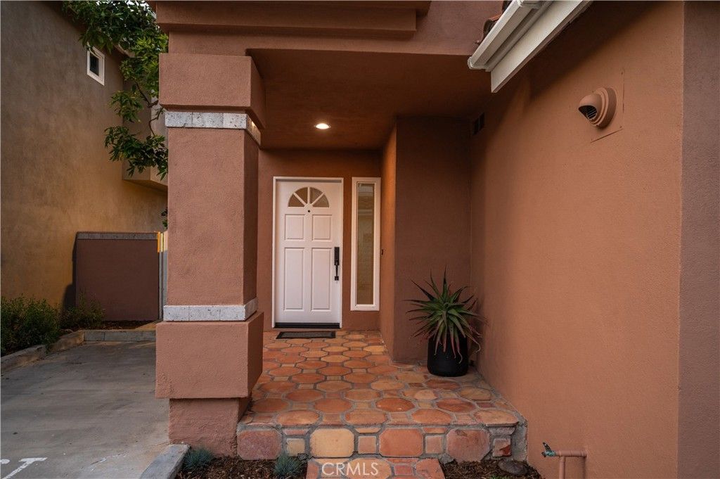Image 14 of property listing at 208 Calabria Court, Costa Mesa, CA 92627