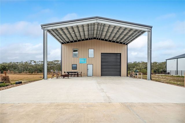 96 Circle Hook, Port O'connor, TX 77982