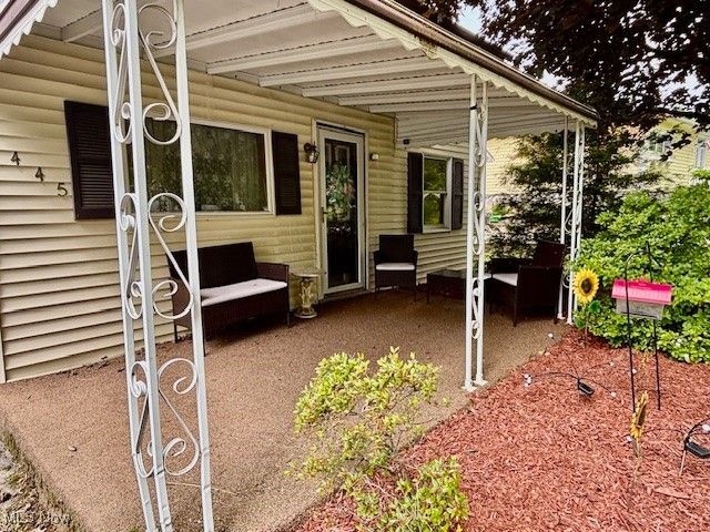 1445 E County Line Road, Mineral Ridge, OH 44440