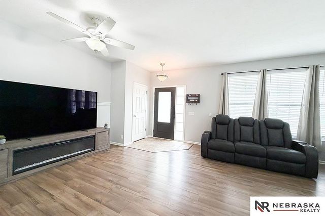 2112 S Mineral Drive, Papillion, NE 68046