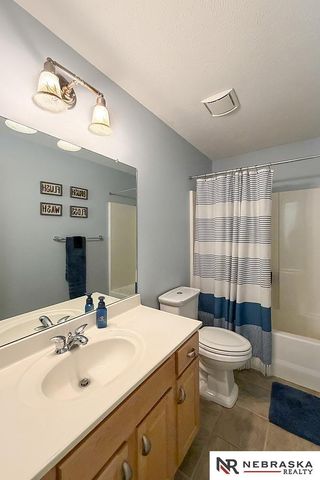 2112 S Mineral Drive, Papillion, NE 68046