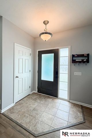 2112 S Mineral Drive, Papillion, NE 68046