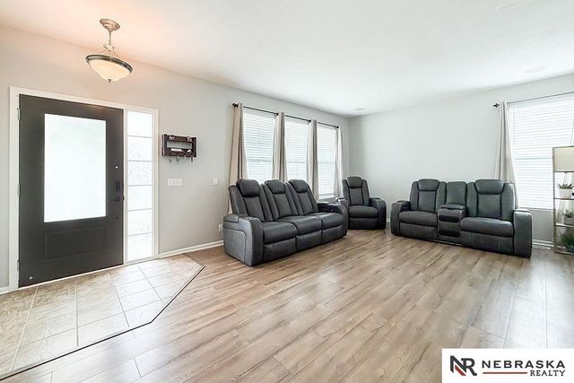 2112 S Mineral Drive, Papillion, NE 68046