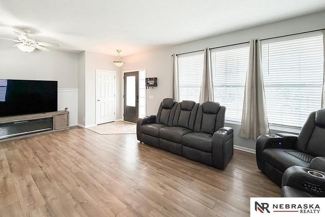 2112 S Mineral Drive, Papillion, NE 68046