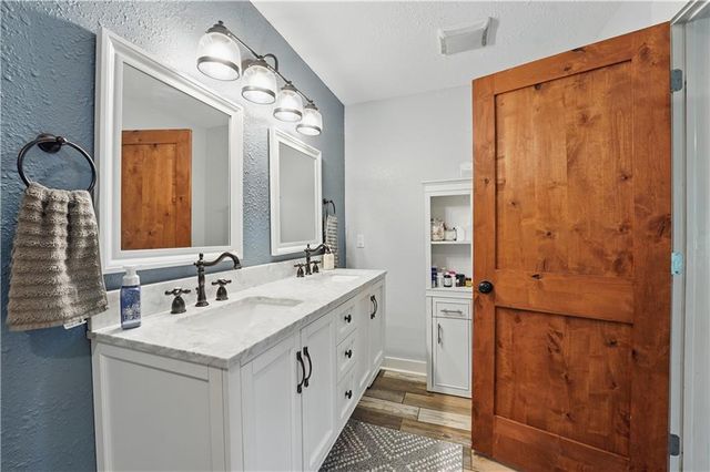 1633 N 600 Road, Baldwin City, KS 66006