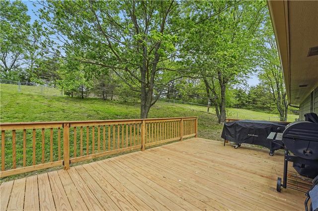 1633 N 600 Road, Baldwin City, KS 66006