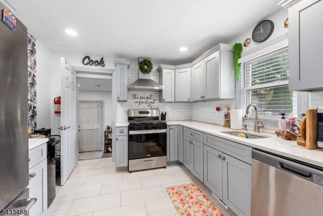 16 Lehigh St, Dover Town, NJ 07801