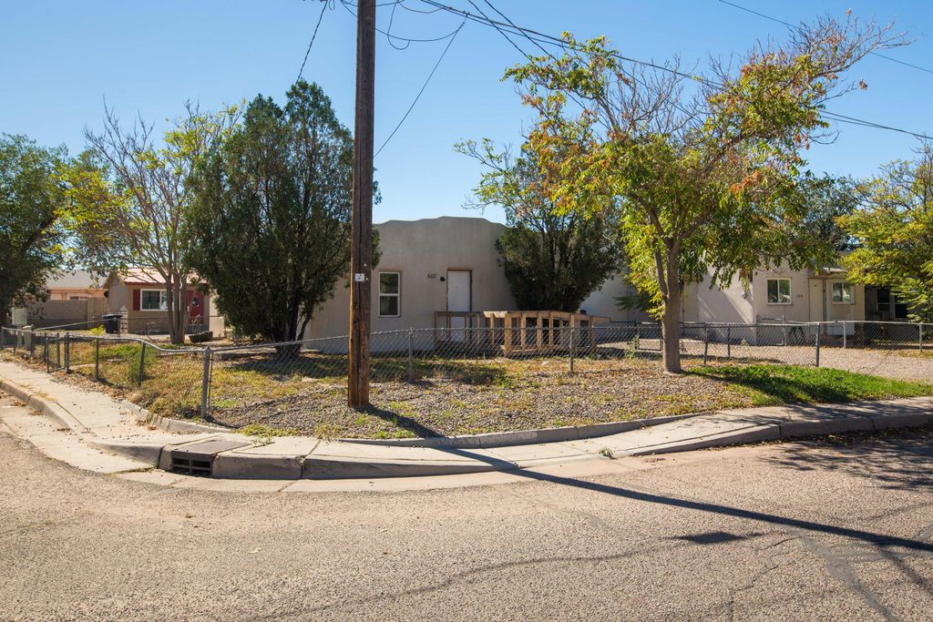 502 Headingly Avenue NW, Albuquerque, NM 87107
