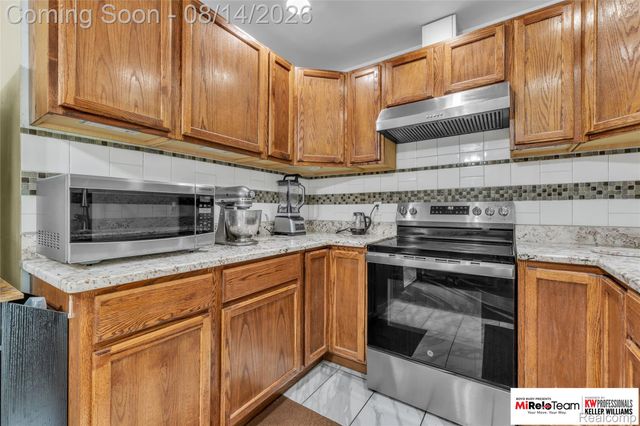 8300 Pacton Drive, Shelby Charter Township, MI 48317