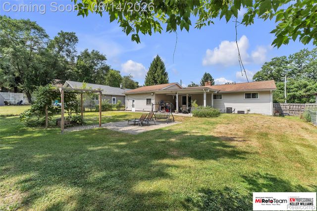 8300 Pacton Drive, Shelby Charter Township, MI 48317